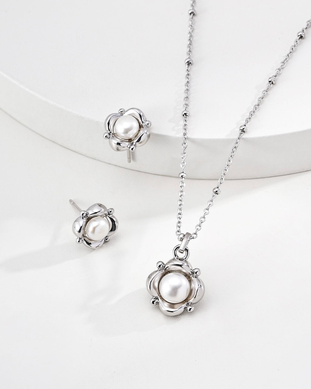 珍珠耳環 | 925 純銀，搭配復古金或白金飾面