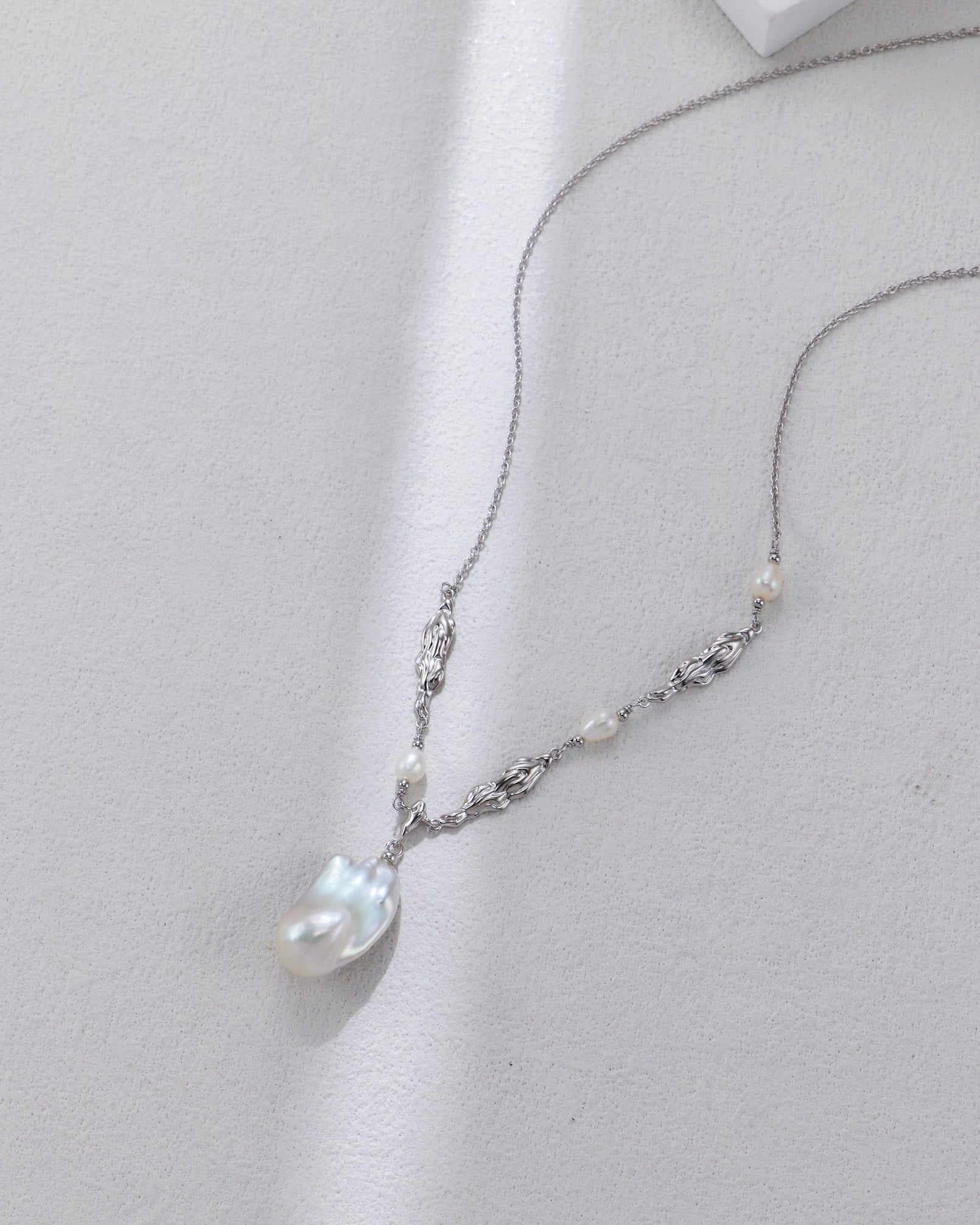 Baroque Pearl & Twisted Chain Necklace | 925 Sterling Silver